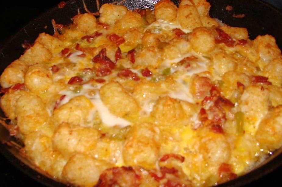 DOES ANYONE HERE ACTUALLY EAT RECIPE ? Bacon, Egg, and Tater Tot Casseroleis an easy and quick healthy keto dinner ideas recipes that you can cook if you like . In Tasty Recipes blog we got the best easy dinner.
