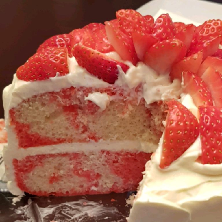 The Best Strawberry Cake Ever
