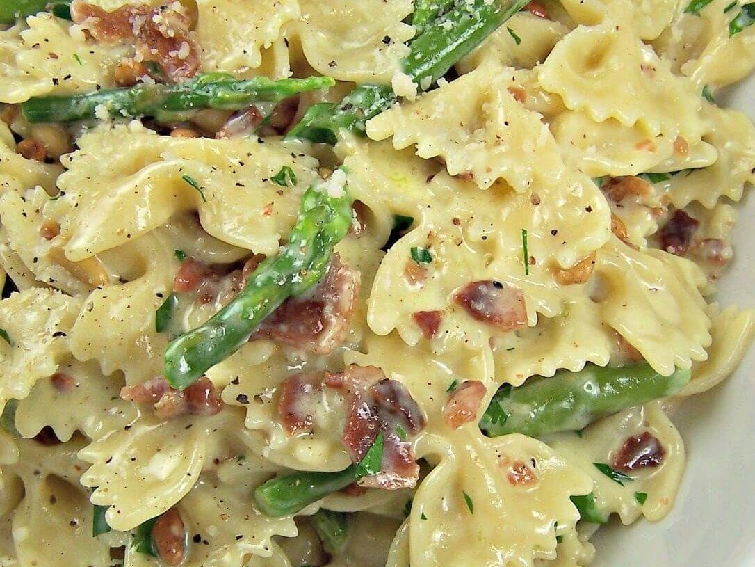 Creamy Pasta with Asparagus & Baconis an easy and quick healthy keto dinner ideas recipes that you can cook if you like . In Tasty Recipes blog we got the best easy dinner.