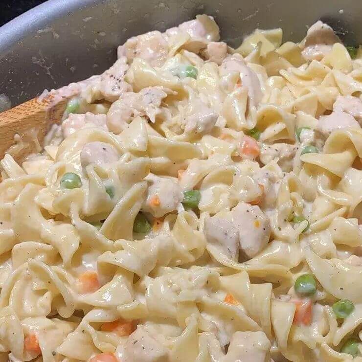 Chicken Pot Pie Noodle Skilletis an easy and quick healthy keto dinner ideas recipes that you can cook if you like . In Tasty Recipes blog we got the best easy dinner.